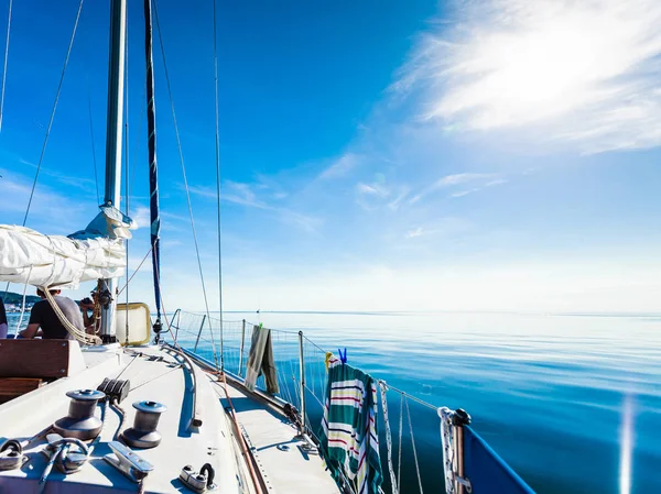 Yate de vela navegando en mar azul. Turismo —  Fotos de Stock