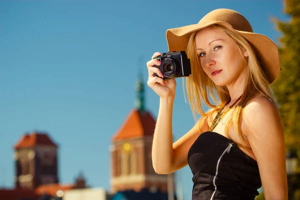 Beautiful elegant woman taking pictures with camera — Stock Photo, Image