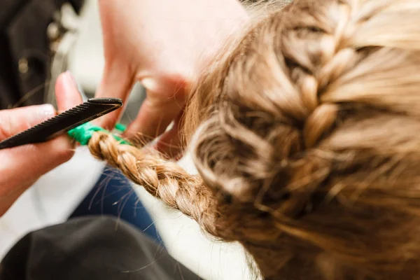 Loira menina criança obtendo seu penteado feito — Fotografia de Stock