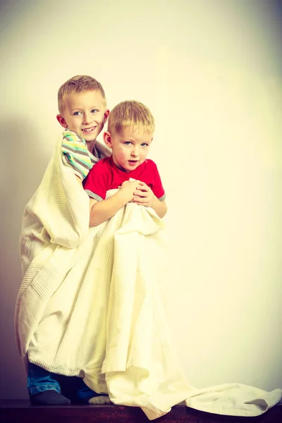 Dois meninos irmãos brincando com toalhas — Fotografia de Stock