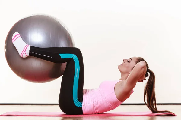 Lady is doing sit ups. — Stock Photo, Image