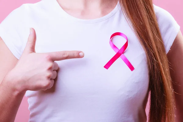 Nastro rosa sul petto della donna per sostenere la causa del cancro al seno — Foto Stock