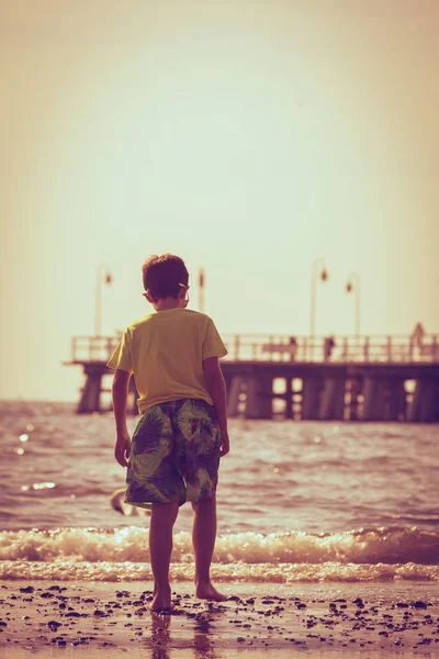 Garçon marche sur la plage . — Photo