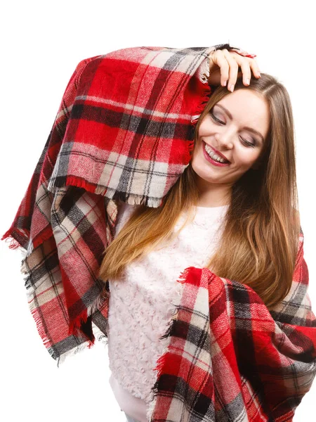 Mulher vestindo cachecol quente se aquecendo — Fotografia de Stock