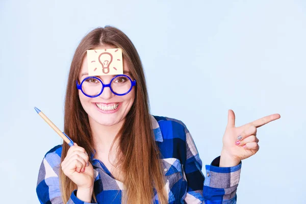 Mujer pensando bombilla idea de luz en la cabeza, chica creativa un montón de ideas — Foto de Stock