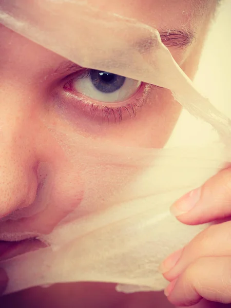 Vrouw facial peel off mask close-up verwijderen — Stockfoto