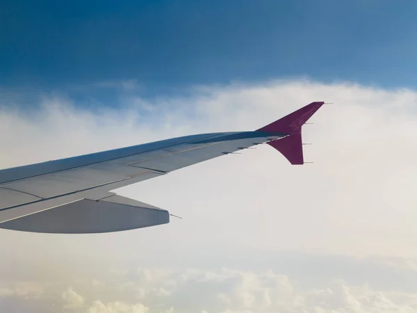 Vackra vita moln och blå himmel från plan — Stockfoto