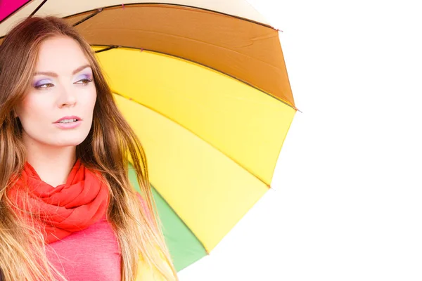 Femme en manteau imperméable sous parapluie — Photo