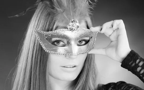 Smyslná žena s karnevalové masky. — Stock fotografie