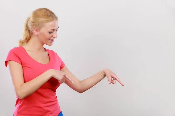 Mujer feliz señalando en el lado derecho — Foto de Stock