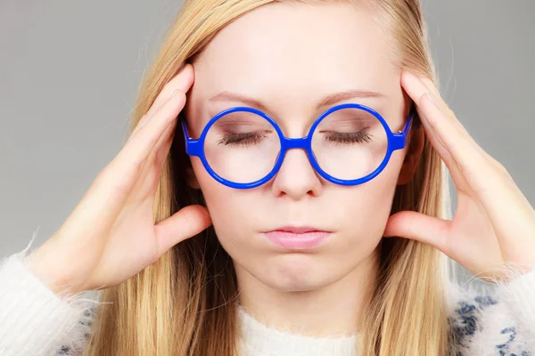 Nerdy mulher em grande cabeça segurando — Fotografia de Stock