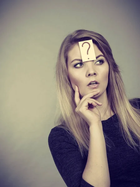 Primer plano de la expresión de la cara de pensamiento de la mujer — Foto de Stock