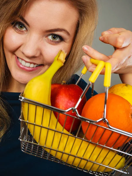 Vrouw met mandje met fruit binnen — Stockfoto