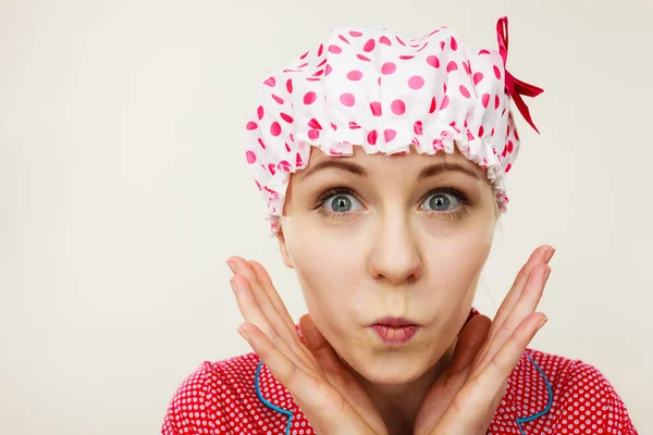 Mujer divertida con pijama y gorra de baño —  Fotos de Stock