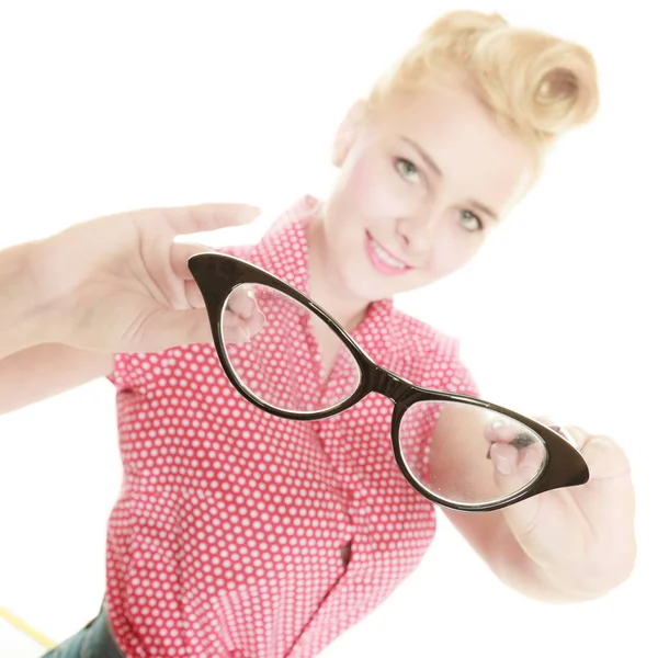 Blondynka pin up dziewczyna trzyma okulary retro — Zdjęcie stockowe