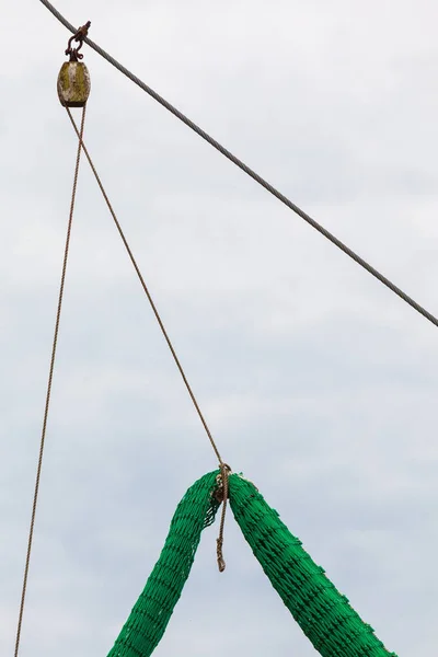 Iatismo, muitas cordas e redes de pesca em barco à vela . — Fotografia de Stock