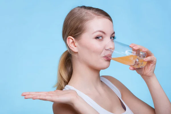 Femme buvant une boisson ou un jus à l'orange — Photo