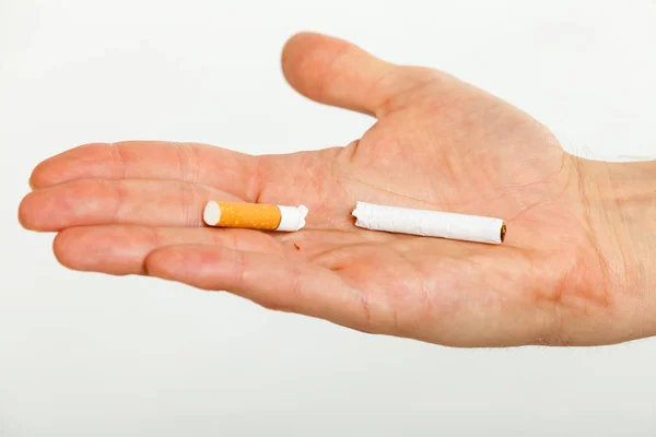 Närbild av bruten cigarett på manlig hand. — Stockfoto