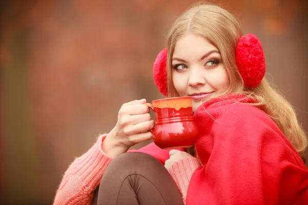 Fille avec tasse dans le parc . — Photo