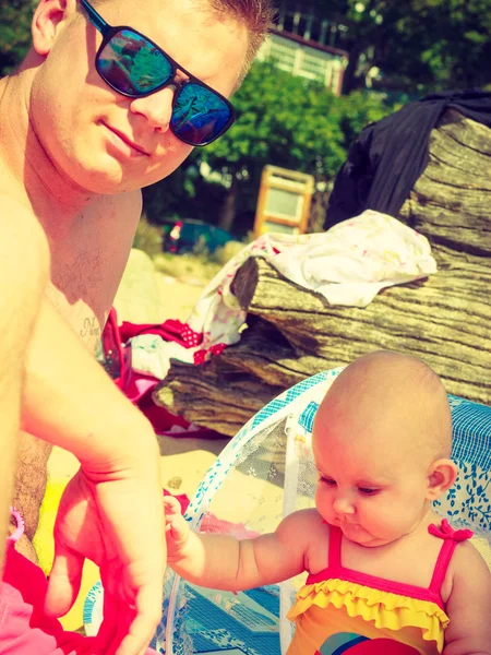 Hombre posando con el bebé en verano — Foto de Stock