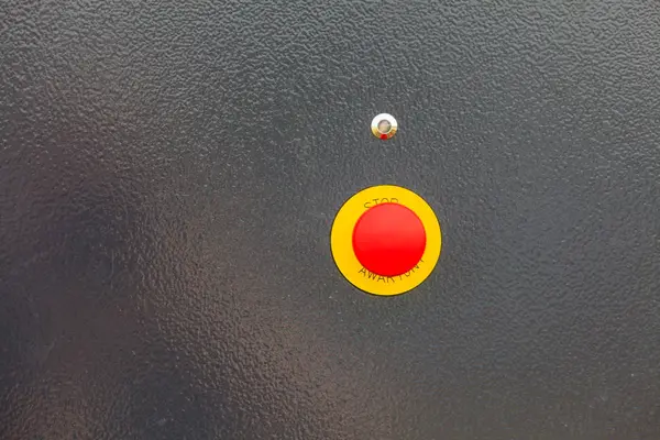 Bouton d'urgence rouge jaune sur machine noire — Photo