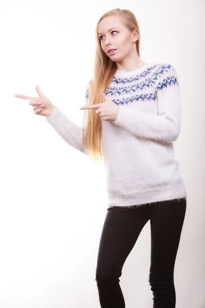 Adolescent blonde femme pointant vers copyspace — Photo