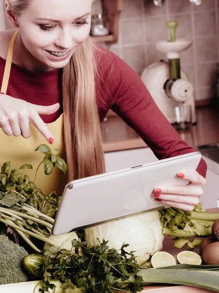 Γυναίκα που έχει πράσινα λαχανικά που σκέφτονται μαγείρεμα — Φωτογραφία Αρχείου