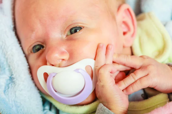 Close-up van weinig pasgeboren liggend met speen in de mond — Stockfoto