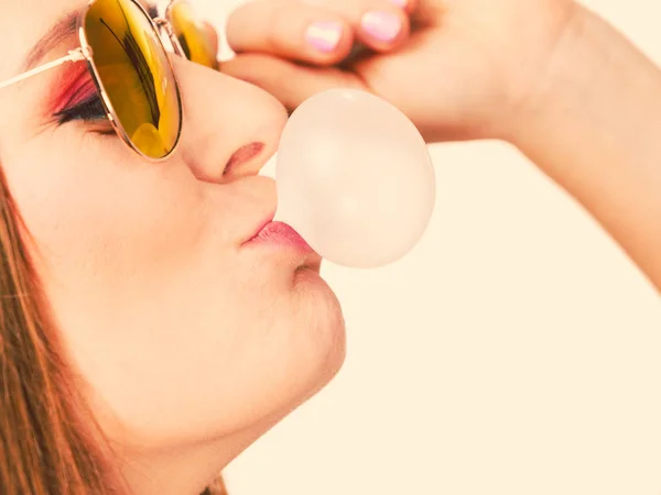 Woman doing bubble with chewing gum — Stock Photo, Image