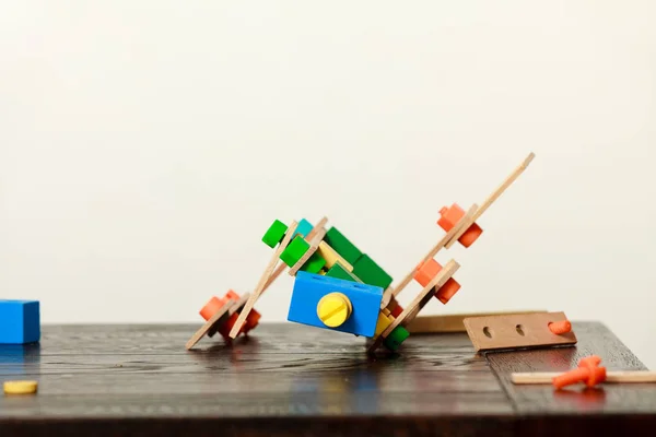 Houten Kleurrijk kid speelgoed op tafel — Stockfoto