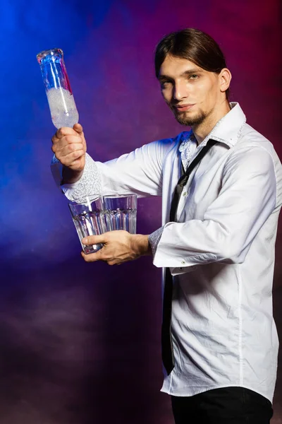 Barman com garrafa e óculos . — Fotografia de Stock
