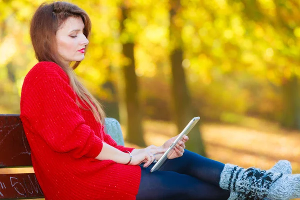 Lady tablet de navegação na floresta . — Fotografia de Stock