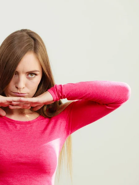 Mädchen mit den Händen unterm Kinn — Stockfoto