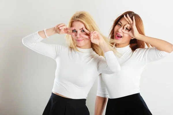 Dos chicas locas jugando juntas . — Foto de Stock