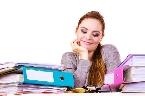 Frau sitzt am Schreibtisch im Büro und arbeitet — Stockfoto