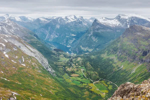 Вид на Гейрангерфьорд з точки зору Dalsnibba в Норвегії — стокове фото