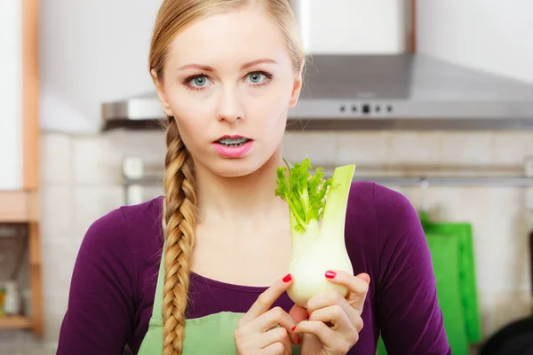 Mulher na cozinha detém vegetais bulbo de erva-doce cru — Fotografia de Stock