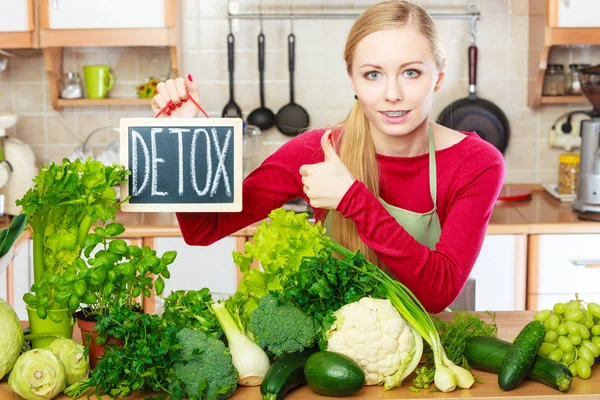 Жінка має зелені дієтичні овочі, знак детоксикації — стокове фото