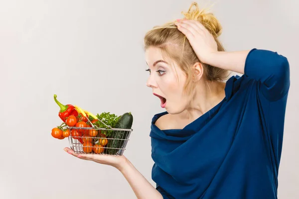 Женщина с овощами, шокированное выражение лица — стоковое фото