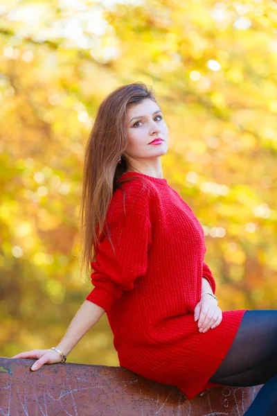 Belleza chica en otoño tiempo relajarse al aire libre . —  Fotos de Stock