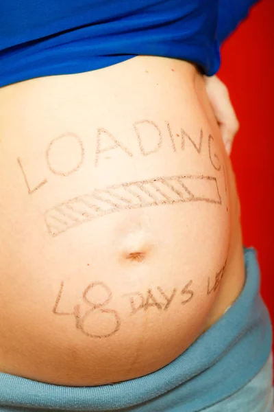 Gravid kvinna magen med ritningar — Stockfoto