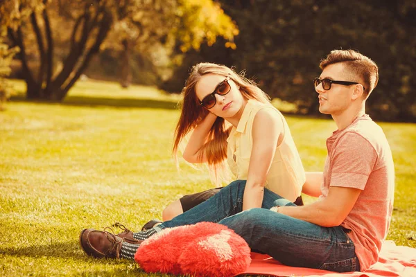 Jovem casal em piquenique . — Fotografia de Stock