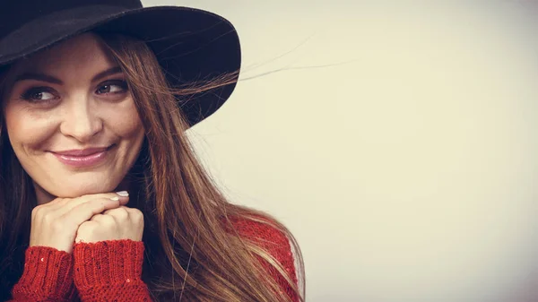 Smiling pretty girl with brown hair and black hat. — Stock Photo, Image