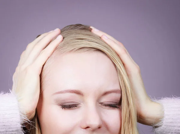 Mujer rubia feliz sosteniendo la cabeza de alegría — Foto de Stock