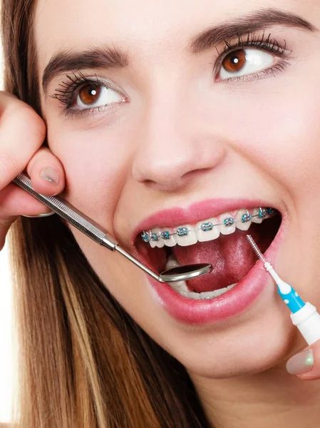 Žena s složené závorky mají zubaře — Stock fotografie