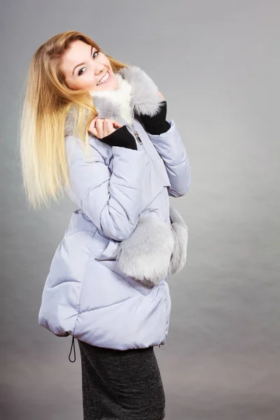 Mulher feliz usando inverno casaco peludo quente — Fotografia de Stock