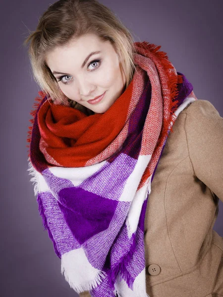 Mujer con abrigo marrón claro y bufanda colorida —  Fotos de Stock