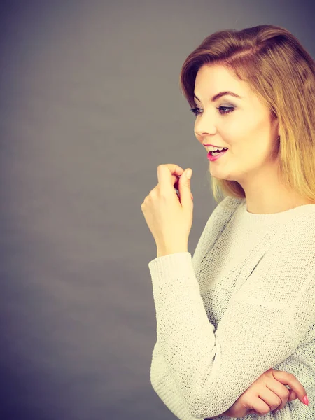 Positivo jovem loira mulher rindo alegremente — Fotografia de Stock