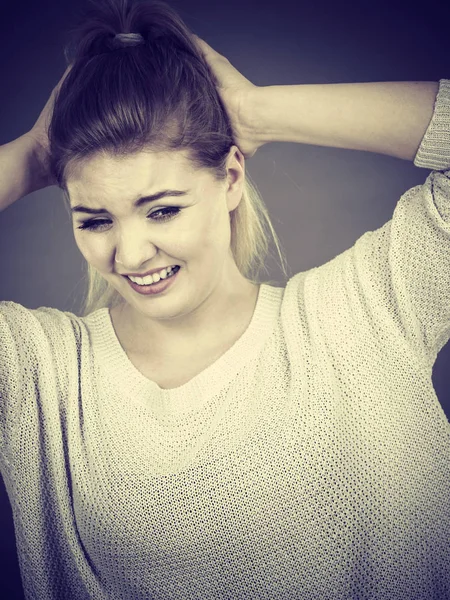 Unhappy woman screaming and yelling in pain — Stock Photo, Image