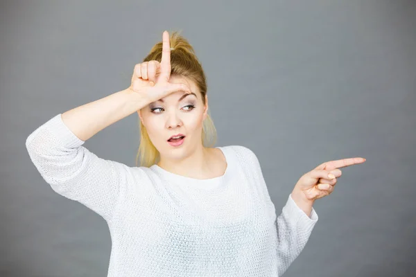 Vrouw verliezer gebaar met L waarop voorhoofd — Stockfoto